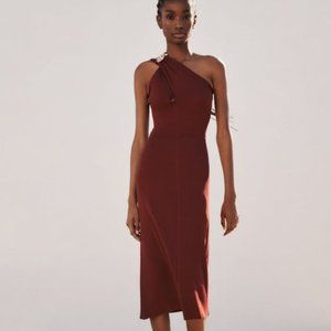 ZARA KNIT DRESS WITH GOLDEN BROOCH IN MAROON